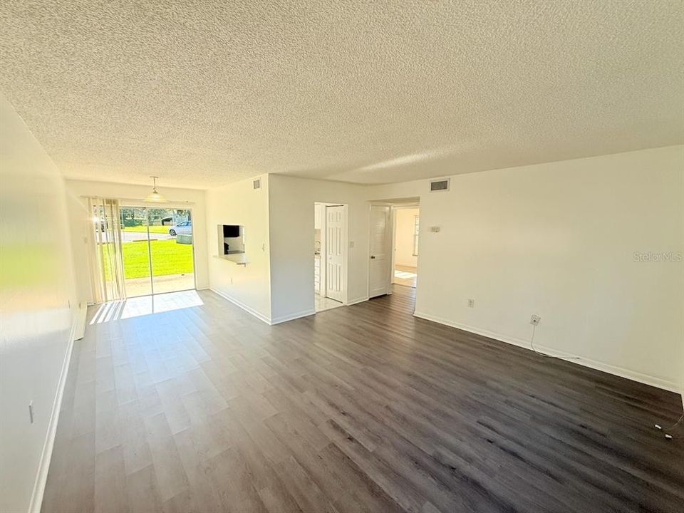 For Sale: $117,000 (2 beds, 1 baths, 891 Square Feet)