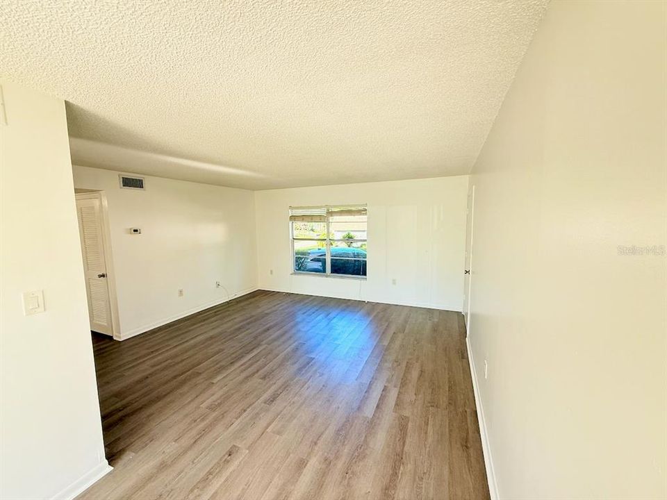 For Sale: $117,000 (2 beds, 1 baths, 891 Square Feet)