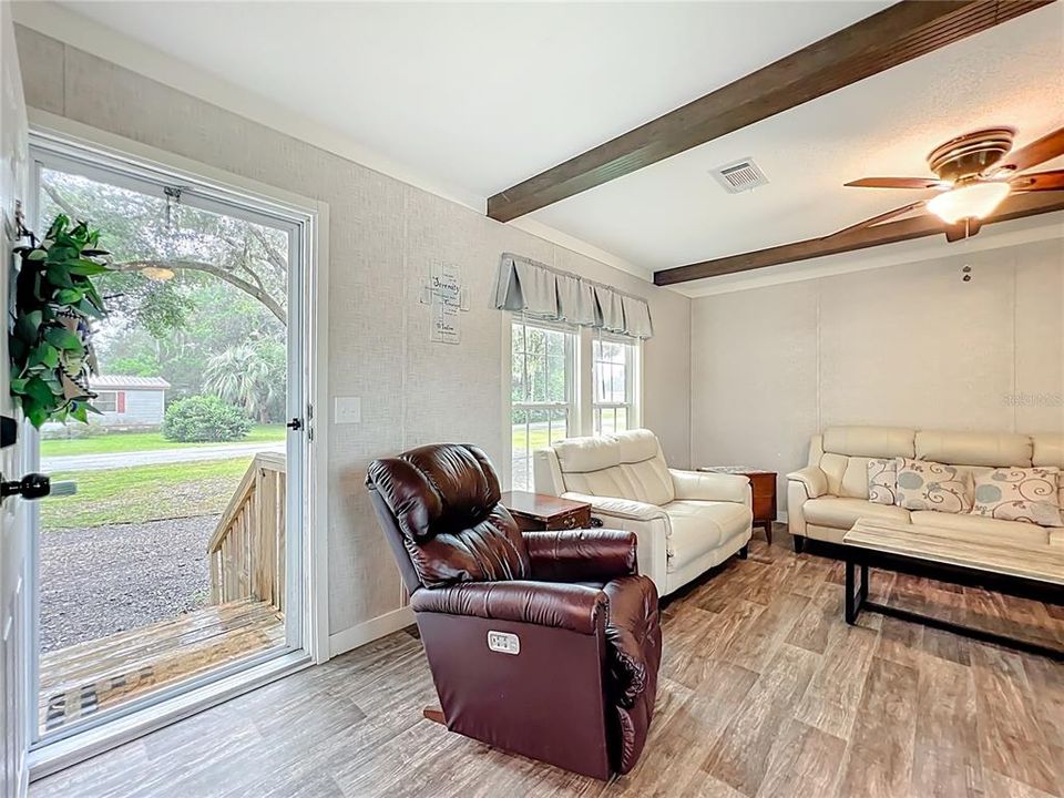 For Sale: $199,900 (3 beds, 2 baths, 1140 Square Feet)