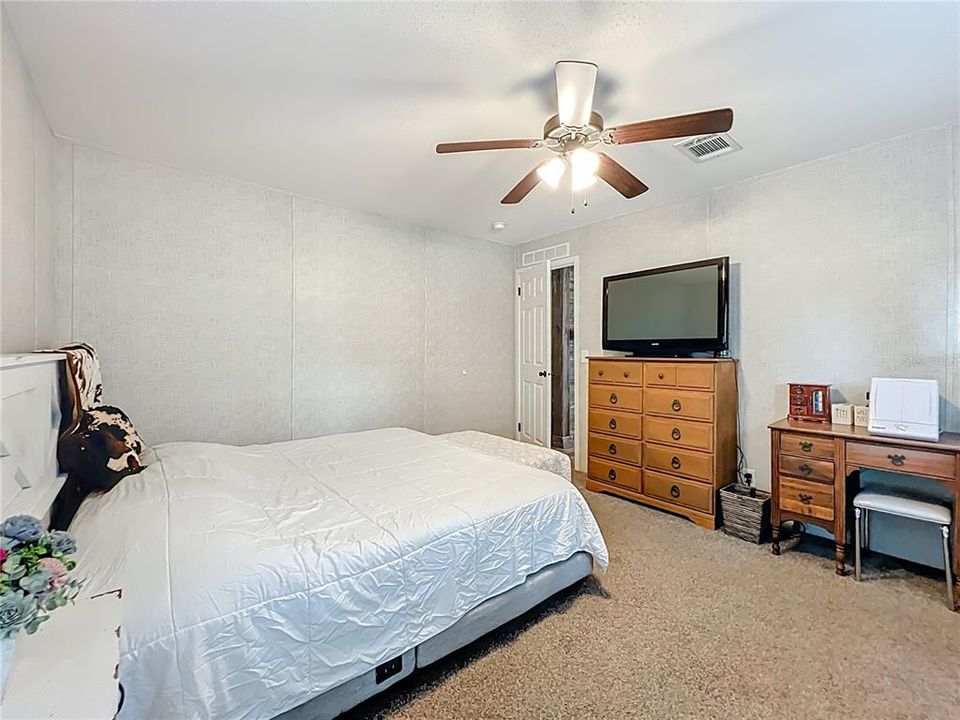 For Sale: $199,900 (3 beds, 2 baths, 1140 Square Feet)