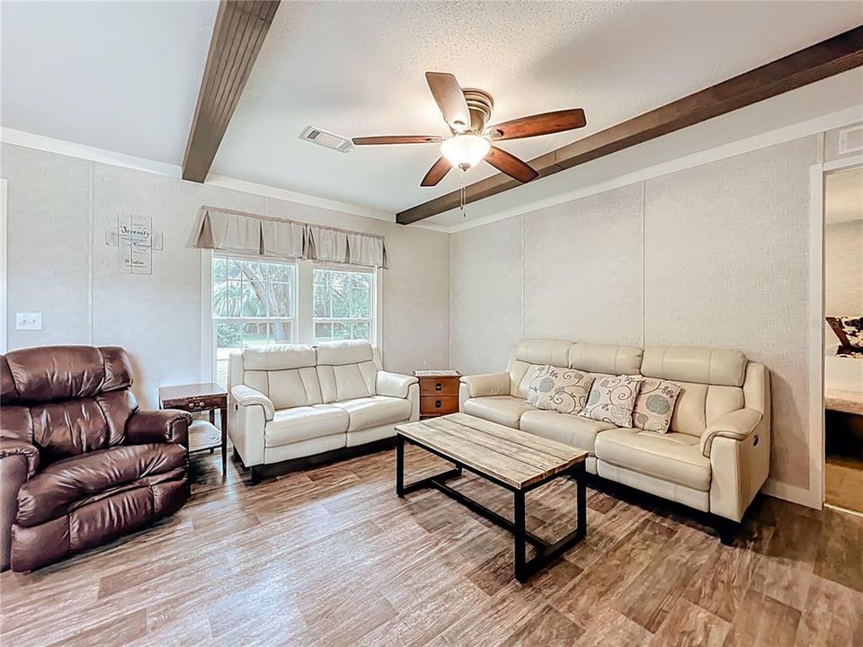 For Sale: $199,900 (3 beds, 2 baths, 1140 Square Feet)