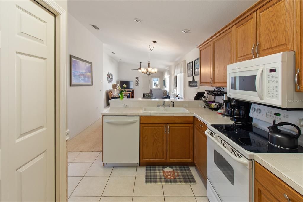 Activo con contrato: $219,500 (2 camas, 2 baños, 1165 Pies cuadrados)