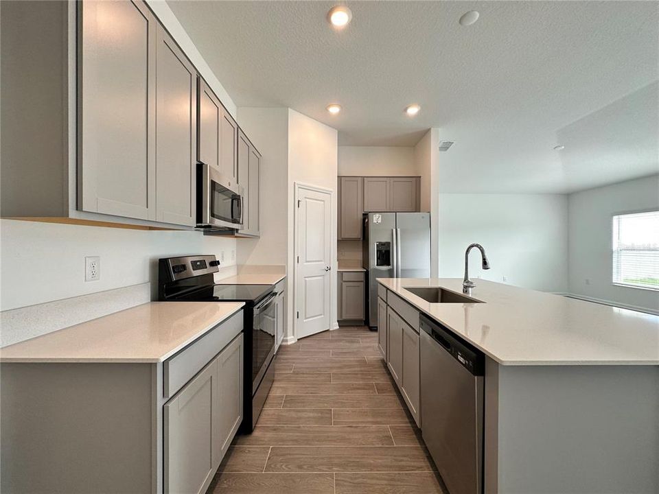 Под контрактом: $1,999 (3 спален, 2 ванн, 1560 Квадратных фут)