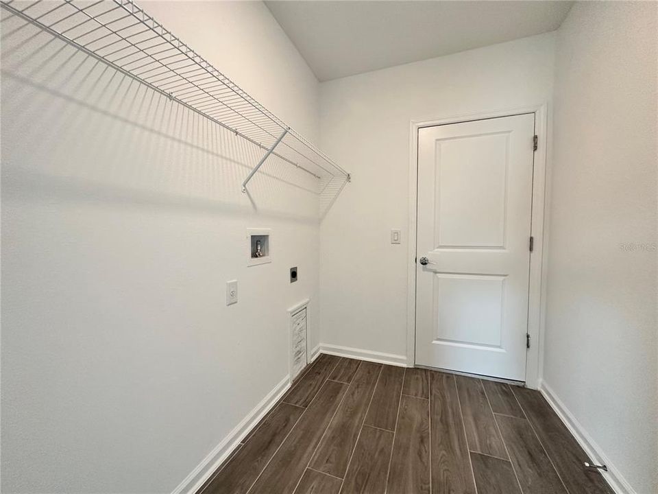 Под контрактом: $1,999 (3 спален, 2 ванн, 1560 Квадратных фут)