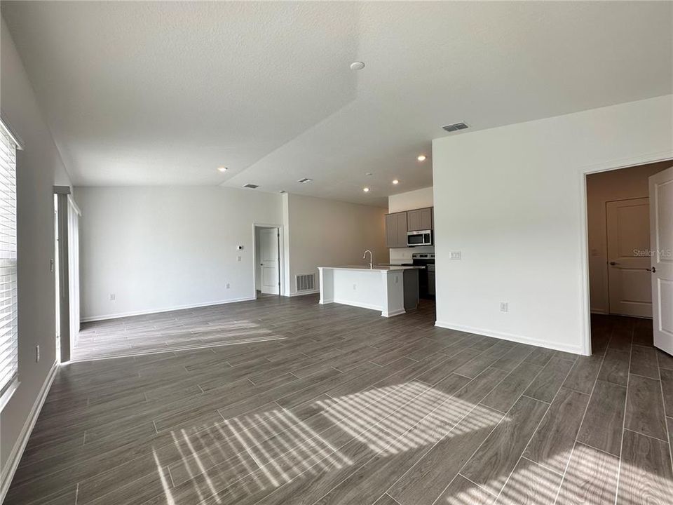 Под контрактом: $1,999 (3 спален, 2 ванн, 1560 Квадратных фут)