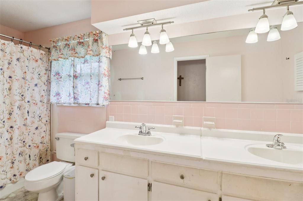 For Sale: $349,900 (4 beds, 2 baths, 2631 Square Feet)