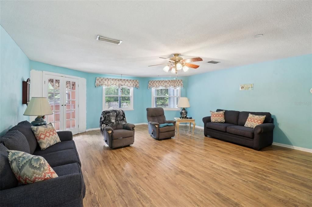 For Sale: $349,900 (4 beds, 2 baths, 2631 Square Feet)