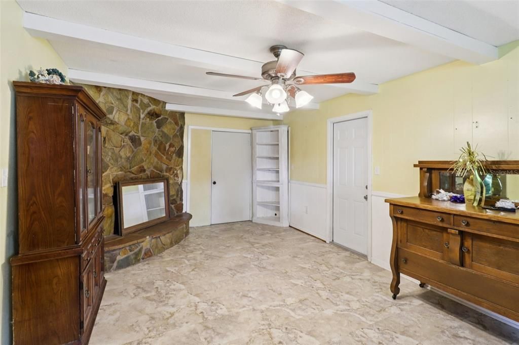 For Sale: $349,900 (4 beds, 2 baths, 2631 Square Feet)