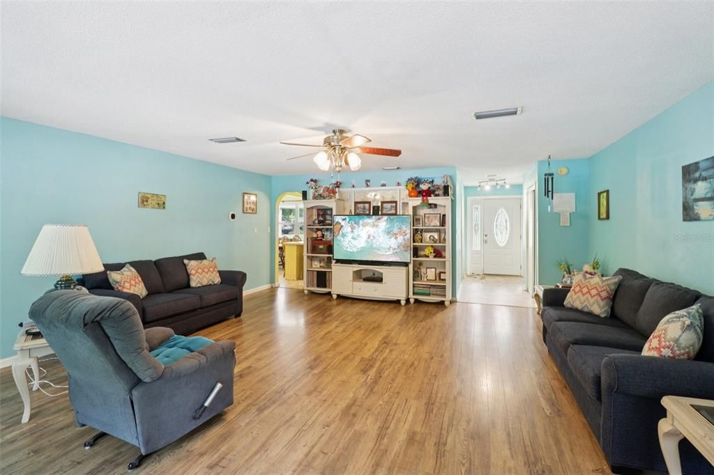 For Sale: $349,900 (4 beds, 2 baths, 2631 Square Feet)