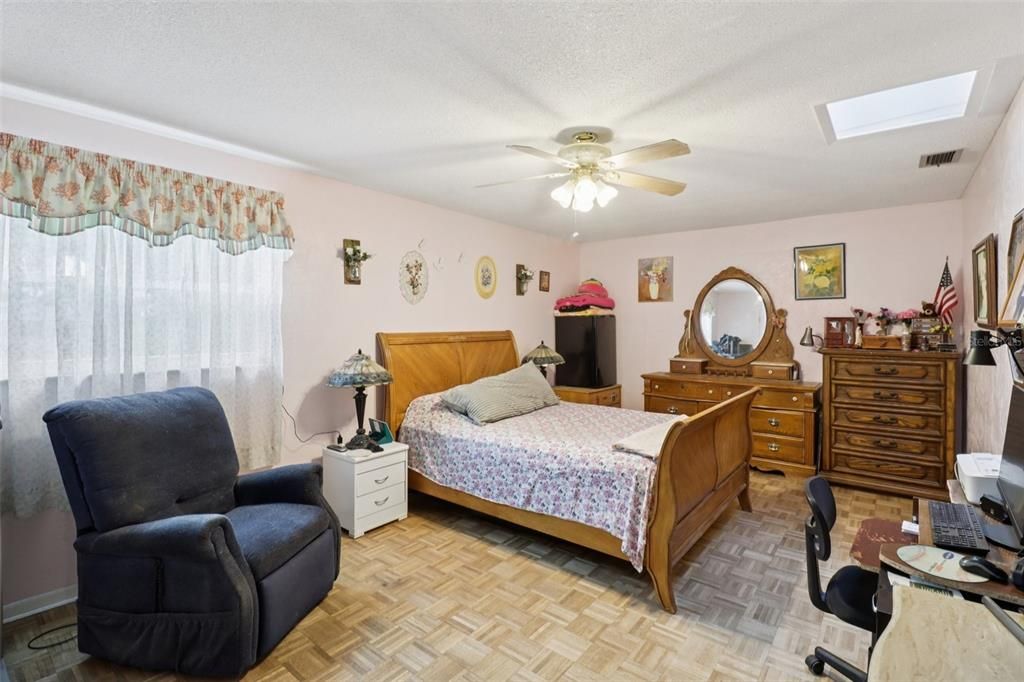 For Sale: $349,900 (4 beds, 2 baths, 2631 Square Feet)