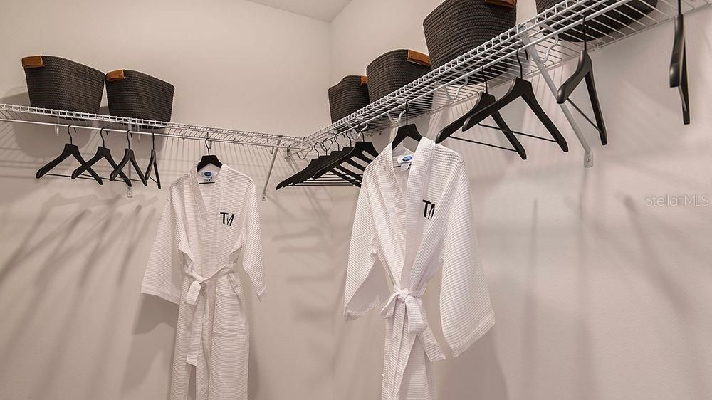 合同活跃: $343,000 (4 贝兹, 3 浴室, 2106 平方英尺)