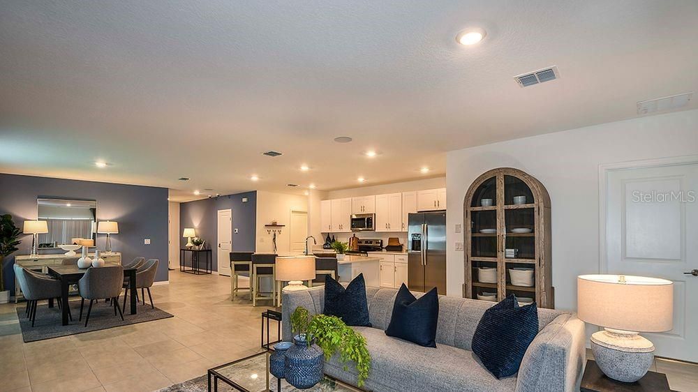 合同活跃: $343,000 (4 贝兹, 3 浴室, 2106 平方英尺)