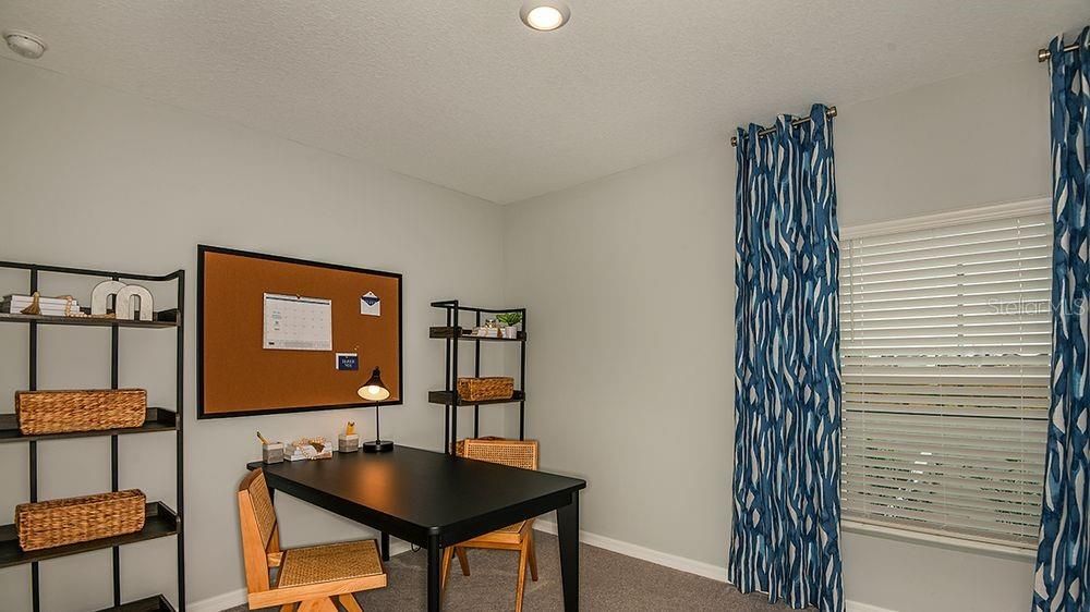 合同活跃: $343,000 (4 贝兹, 3 浴室, 2106 平方英尺)