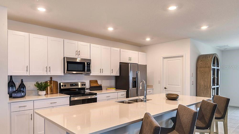 合同活跃: $343,000 (4 贝兹, 3 浴室, 2106 平方英尺)