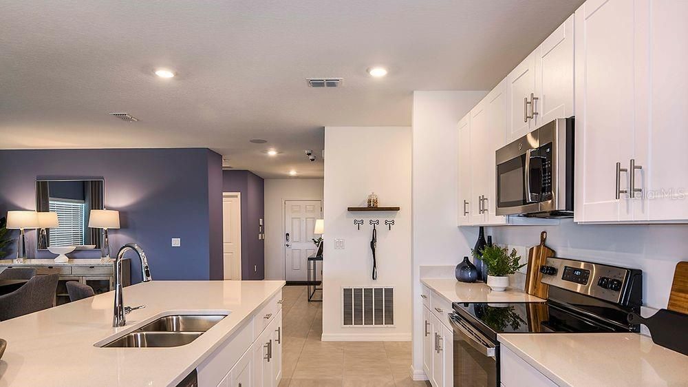 合同活跃: $343,000 (4 贝兹, 3 浴室, 2106 平方英尺)