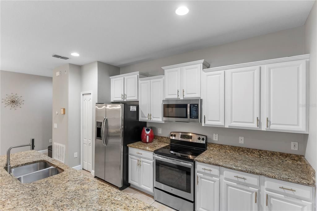 For Rent: $2,600 (4 beds, 3 baths, 1902 Square Feet)