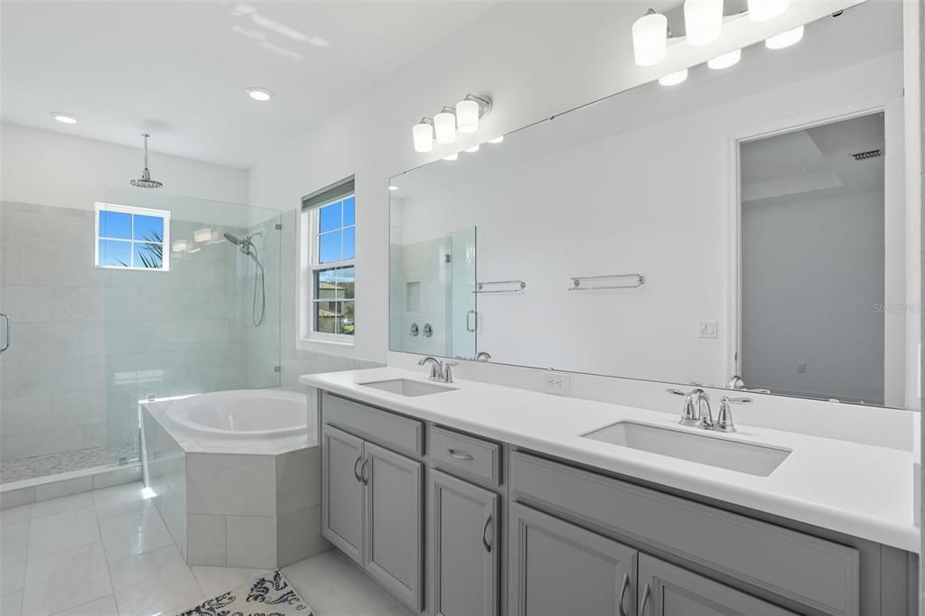 Под контрактом: $589,000 (4 спален, 3 ванн, 3436 Квадратных фут)