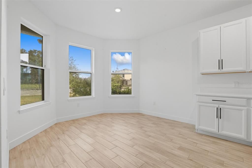 Под контрактом: $589,000 (4 спален, 3 ванн, 3436 Квадратных фут)