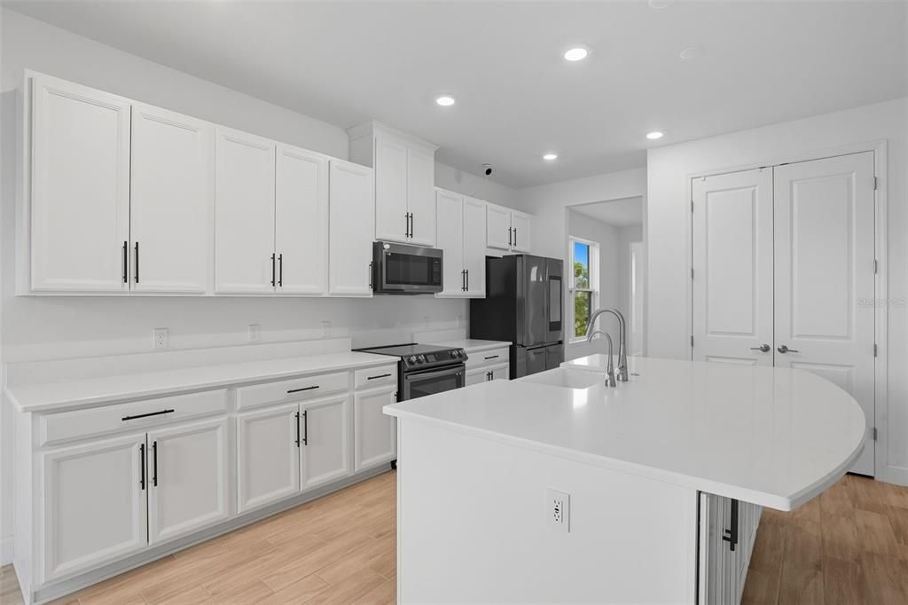 Под контрактом: $589,000 (4 спален, 3 ванн, 3436 Квадратных фут)