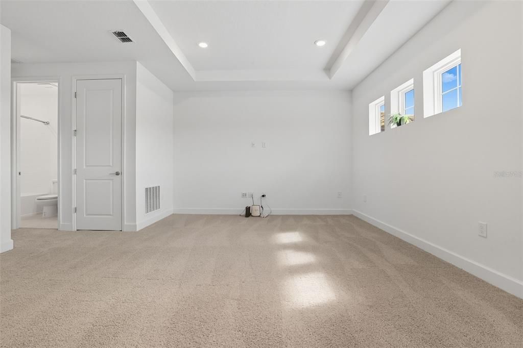 Под контрактом: $589,000 (4 спален, 3 ванн, 3436 Квадратных фут)