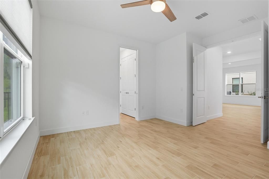 Под контрактом: $589,000 (4 спален, 3 ванн, 3436 Квадратных фут)