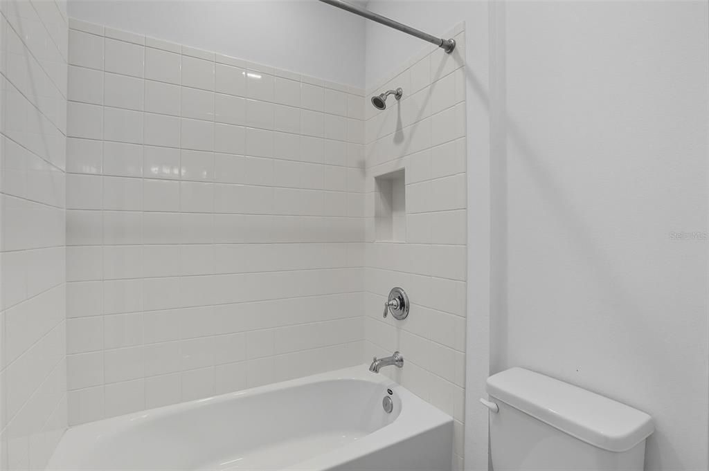 Под контрактом: $589,000 (4 спален, 3 ванн, 3436 Квадратных фут)