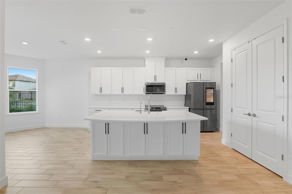 Под контрактом: $589,000 (4 спален, 3 ванн, 3436 Квадратных фут)