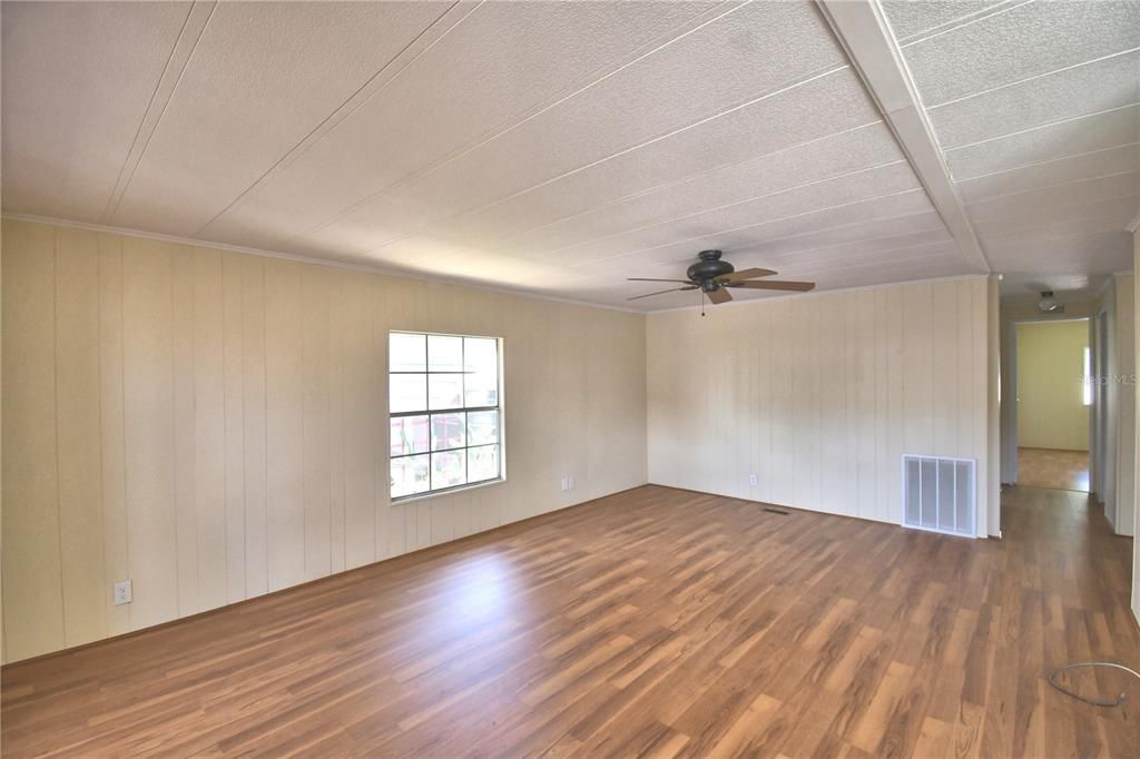 For Sale: $99,000 (2 beds, 2 baths, 1035 Square Feet)