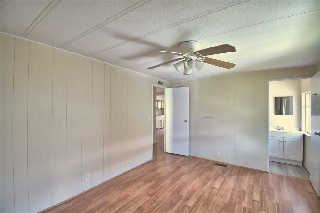 For Sale: $99,000 (2 beds, 2 baths, 1035 Square Feet)