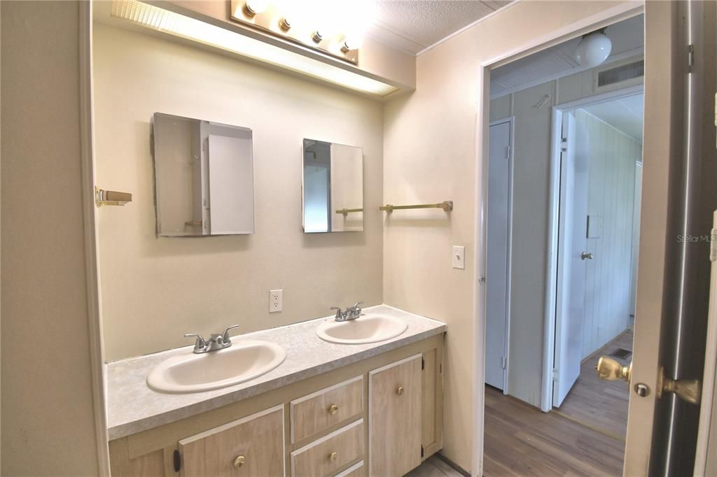 For Sale: $99,000 (2 beds, 2 baths, 1035 Square Feet)