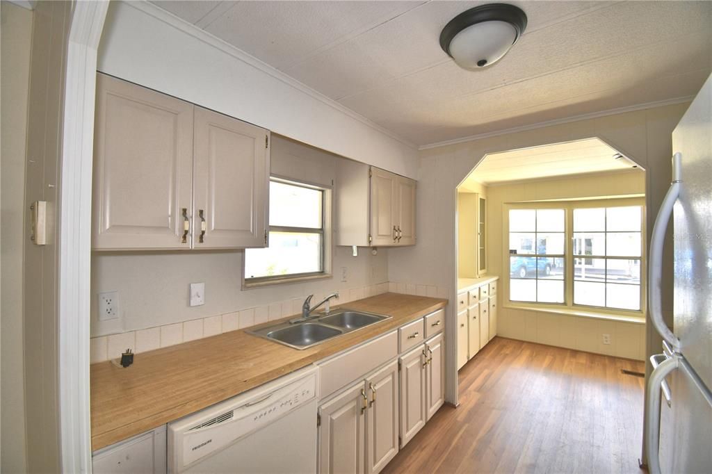 For Sale: $99,000 (2 beds, 2 baths, 1035 Square Feet)