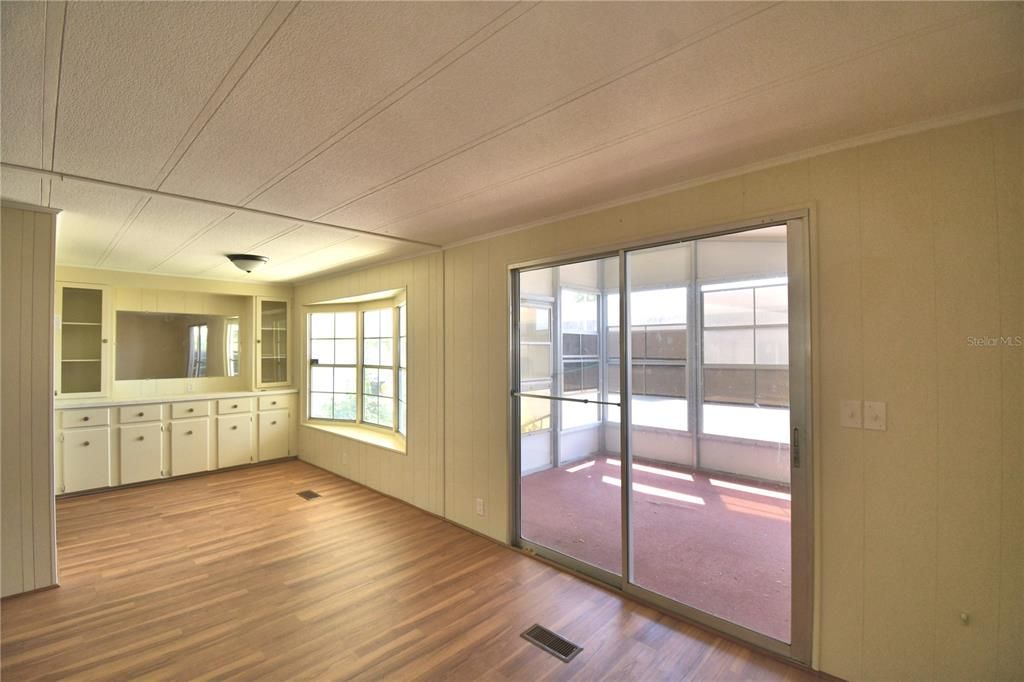 For Sale: $99,000 (2 beds, 2 baths, 1035 Square Feet)