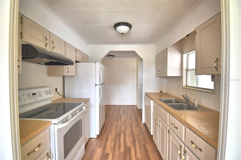 For Sale: $99,000 (2 beds, 2 baths, 1035 Square Feet)