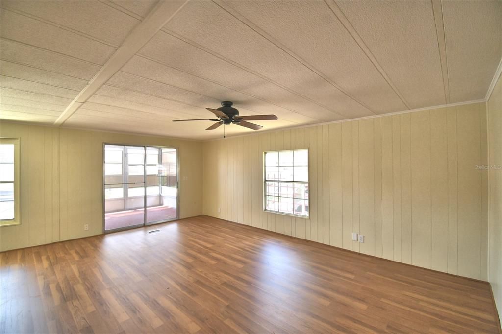 For Sale: $99,000 (2 beds, 2 baths, 1035 Square Feet)