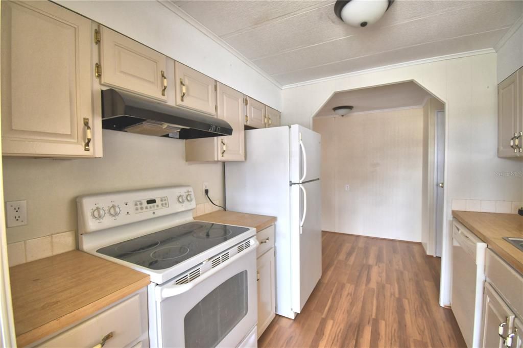 For Sale: $99,000 (2 beds, 2 baths, 1035 Square Feet)