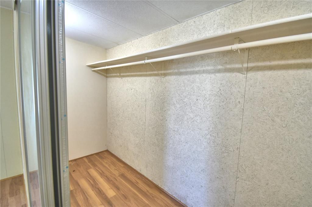 For Sale: $99,000 (2 beds, 2 baths, 1035 Square Feet)