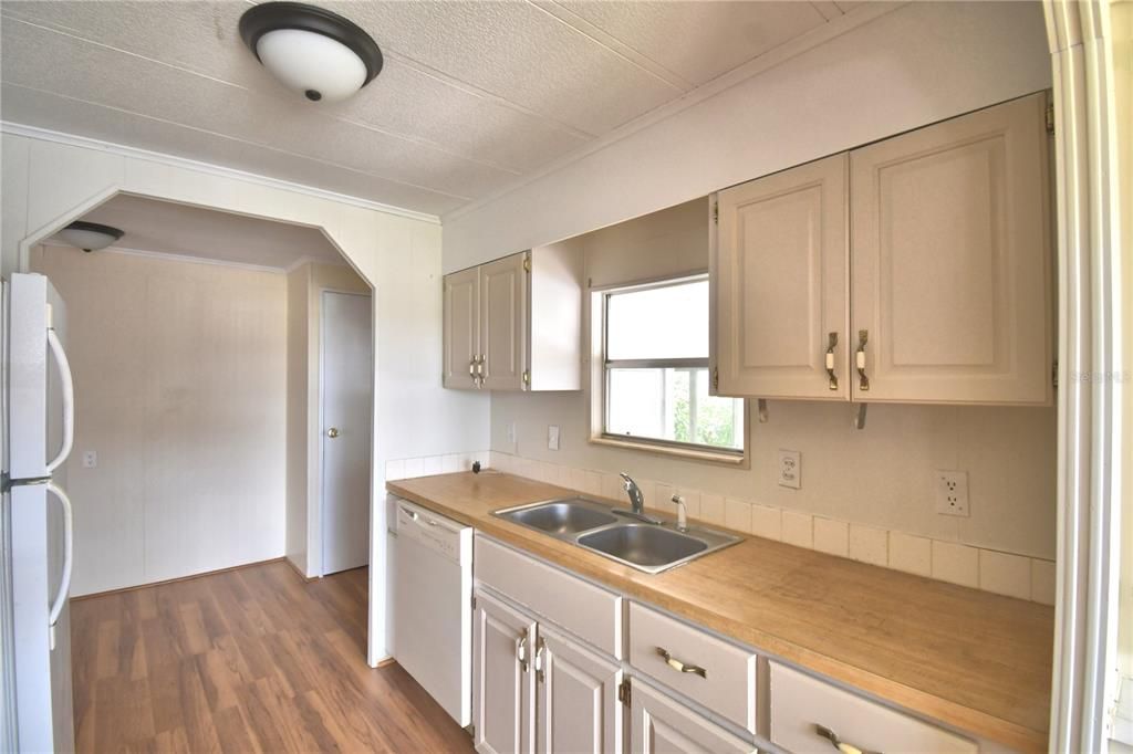 For Sale: $99,000 (2 beds, 2 baths, 1035 Square Feet)