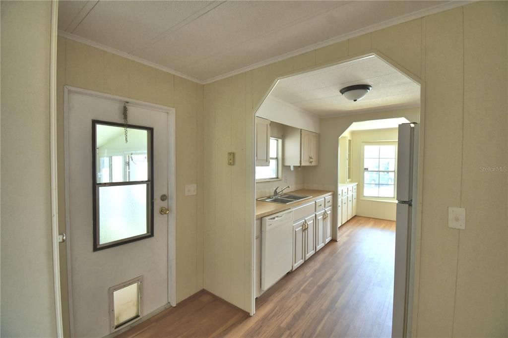 For Sale: $99,000 (2 beds, 2 baths, 1035 Square Feet)