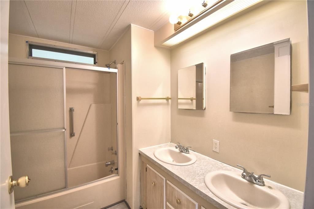 For Sale: $99,000 (2 beds, 2 baths, 1035 Square Feet)