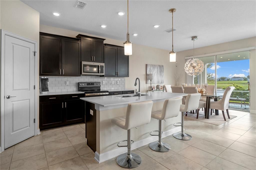 Под контрактом: $508,000 (5 спален, 3 ванн, 3282 Квадратных фут)