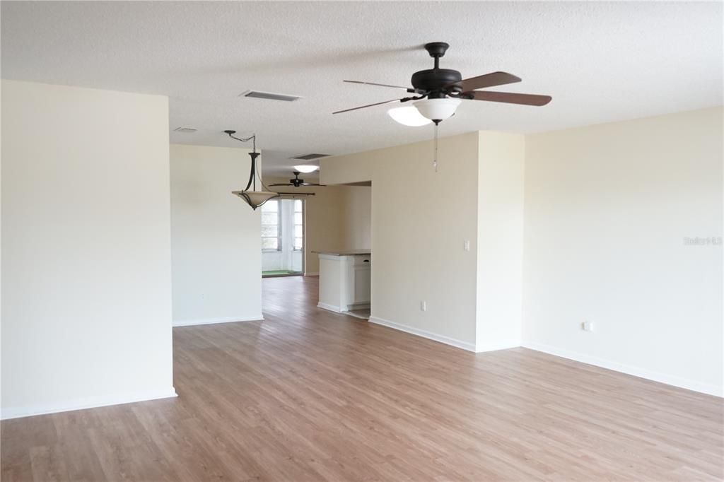 合同活跃: $230,000 (2 贝兹, 2 浴室, 1642 平方英尺)