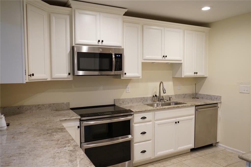 合同活跃: $230,000 (2 贝兹, 2 浴室, 1642 平方英尺)