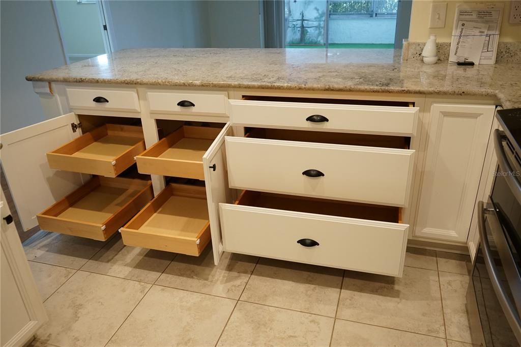 合同活跃: $230,000 (2 贝兹, 2 浴室, 1642 平方英尺)