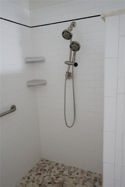 合同活跃: $230,000 (2 贝兹, 2 浴室, 1642 平方英尺)