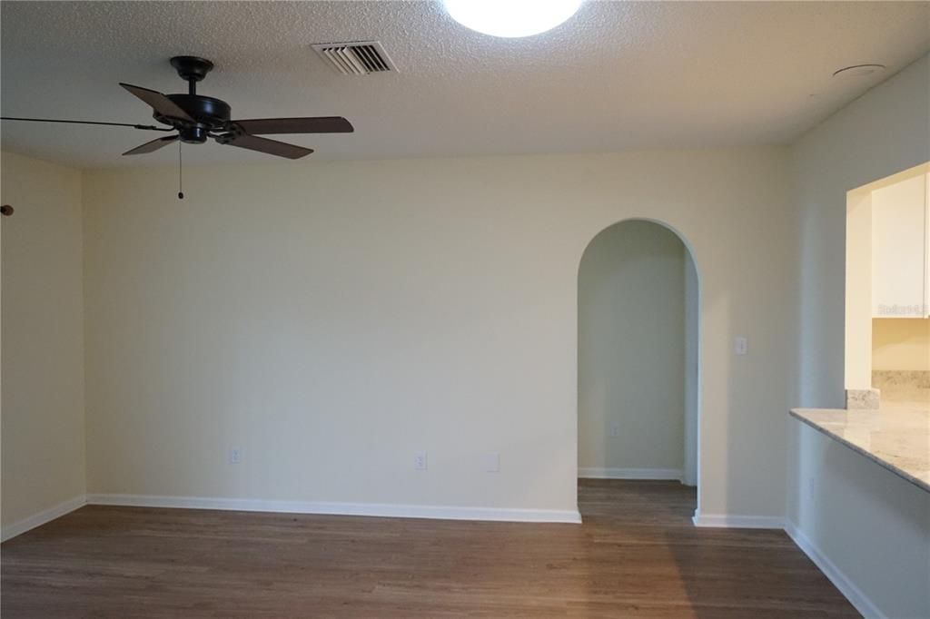 合同活跃: $230,000 (2 贝兹, 2 浴室, 1642 平方英尺)