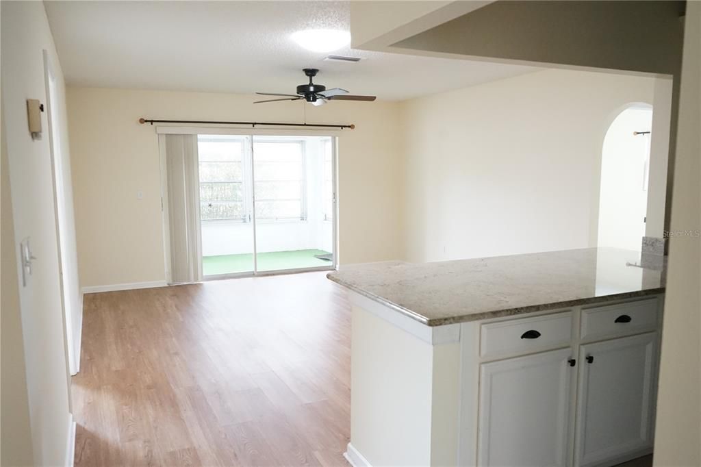 合同活跃: $230,000 (2 贝兹, 2 浴室, 1642 平方英尺)