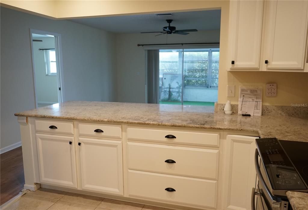 合同活跃: $230,000 (2 贝兹, 2 浴室, 1642 平方英尺)