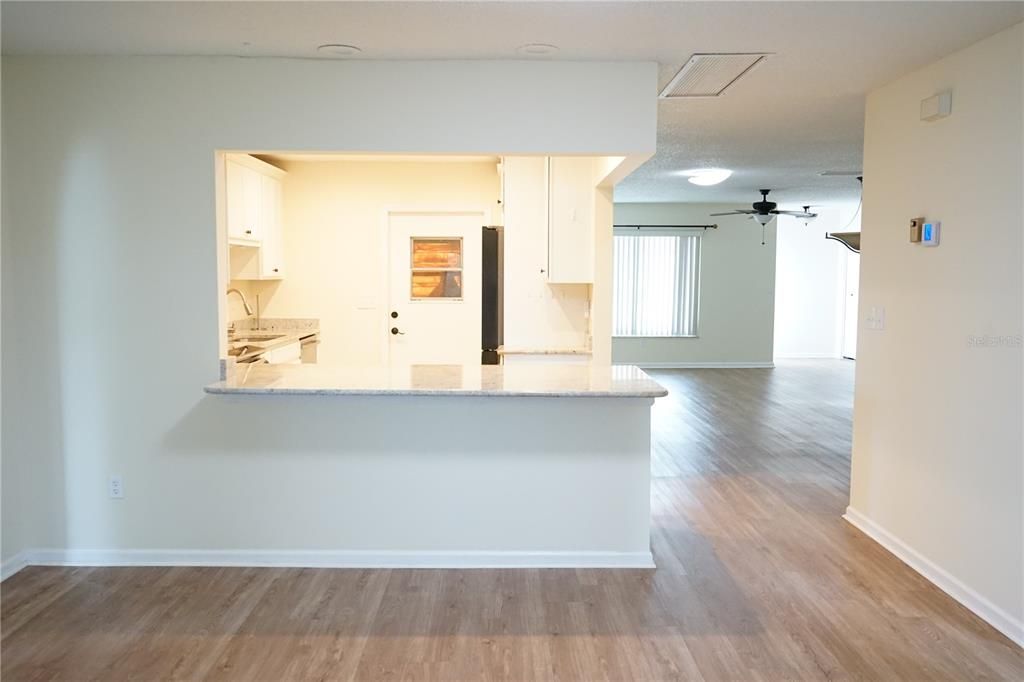 合同活跃: $230,000 (2 贝兹, 2 浴室, 1642 平方英尺)