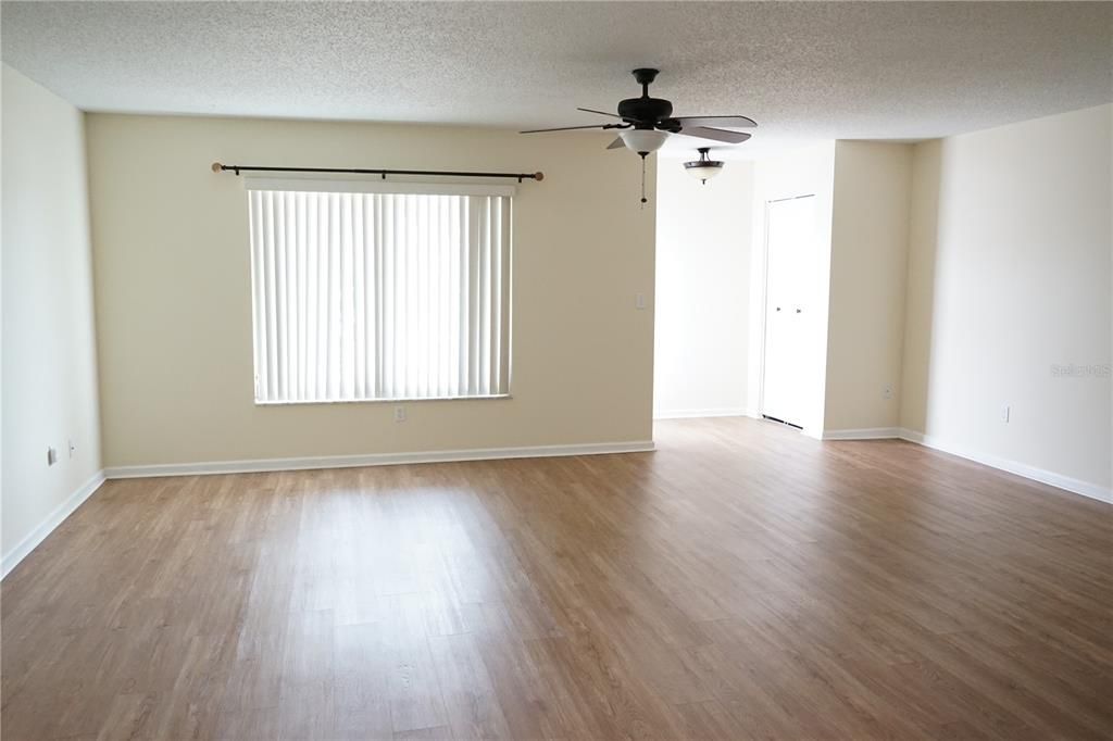 合同活跃: $230,000 (2 贝兹, 2 浴室, 1642 平方英尺)