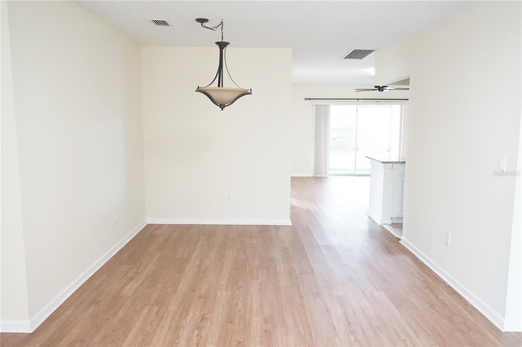 合同活跃: $230,000 (2 贝兹, 2 浴室, 1642 平方英尺)